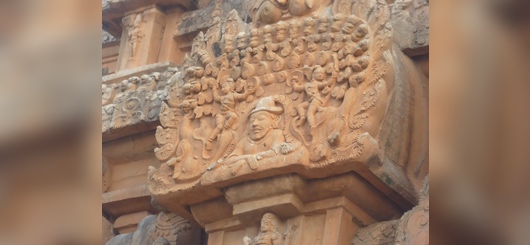 Die "europäische" wirkende Skulptur “ im Brihadeeswarar-Tempel 