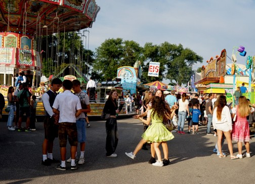ausgelassene Stimmung allerorten - spontane Tänzchen auf dem Voksfest